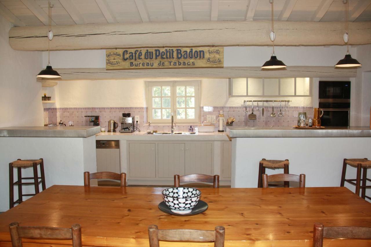 Вилла Le Cafe & La Forge Du Petit Badon Сален-де-Жиро Экстерьер фото